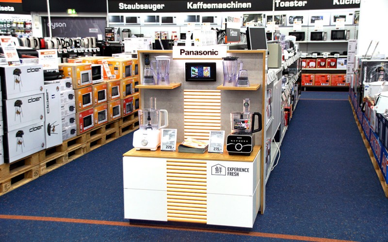 Münch+Münch Panasonic - Kopfgondel mit Küchengeräten auf Großfläche