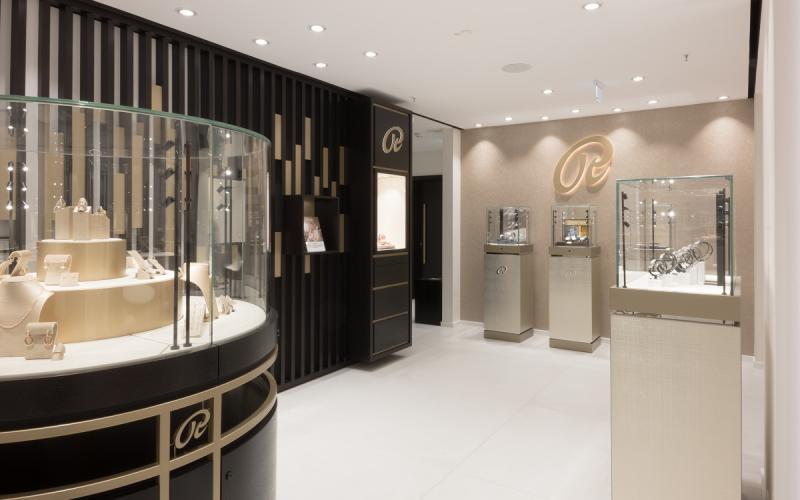 Münch+Münch Rüschenbeck Leipzig - Rundvitrine vor Lamellenwand