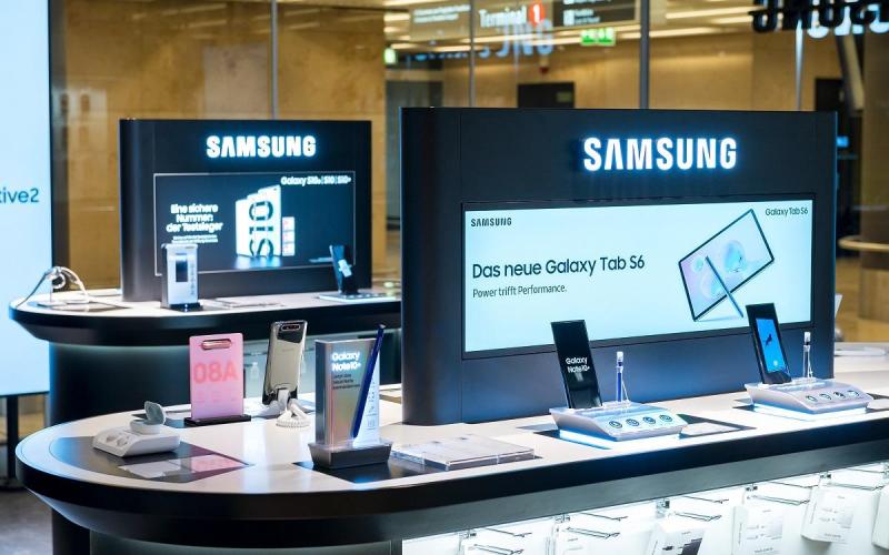 Münch+Münch Samsung Store Flughafen Frankfurt - Smartphones auf Präsentationstischen mit Monitoren