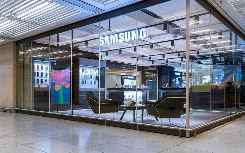 Münch+Münch Samsung Store Flughafen Frankfurt - Verglaste Front mit Blick auf den Loungebereich