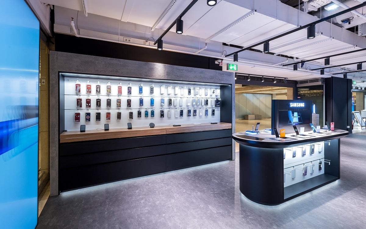 Münch+Münch Samsung Store Flughafen Frankfurt - Accessory Wall mit Smartphone-Zubehör