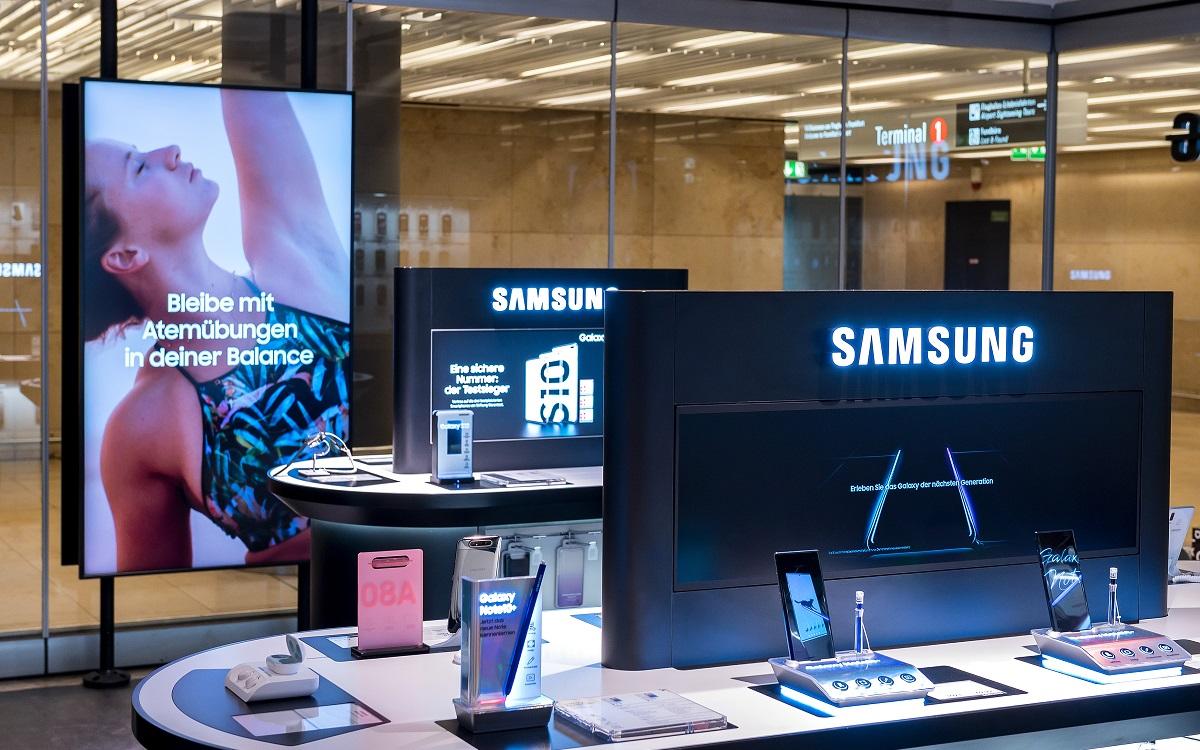 Münch+Münch Samsung Store Flughafen Frankfurt - Produkte auf Präsentationstischen mit Monitoren