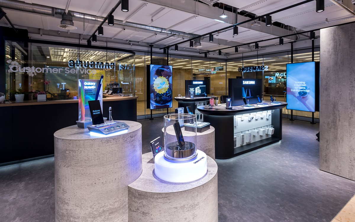 Münch+Münch Samsung Store Flughafen Frankfurt - Produkte auf Präsentationsstelen in Betonoptik