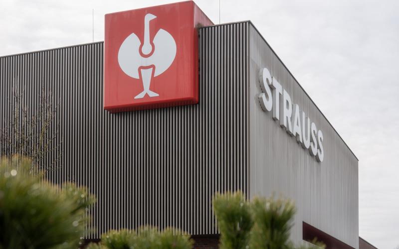 Münch+Münch Strauss - Fassade mit Firmenlogo