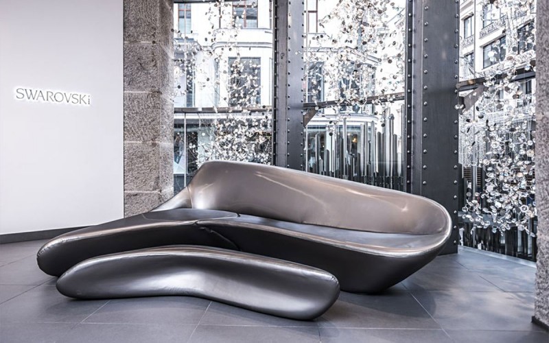 Münch+Münch Projekt Swarovski - Store Wien mit Sitz-Skulptur vor Glasfassade