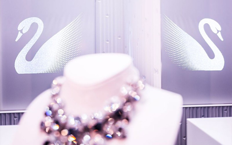 Münch+Münch Projekt Swarovski - Detail Schmuckpräsentation mit Schwanenlogo im Hintergrund