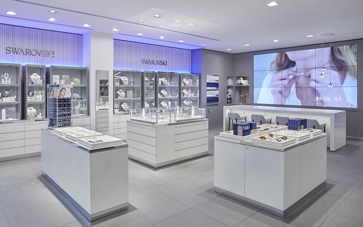 Münch+Münch Projekt Swarovski - Forerunner Store London mit Innenraummöbeln und LCD-Leinwand