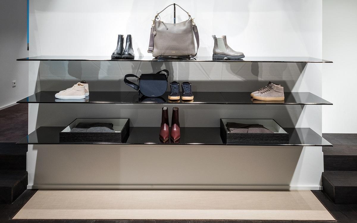 Münch+Münch Projekt Windsor-Store Frankfurt - Produktregal mit Metallböden