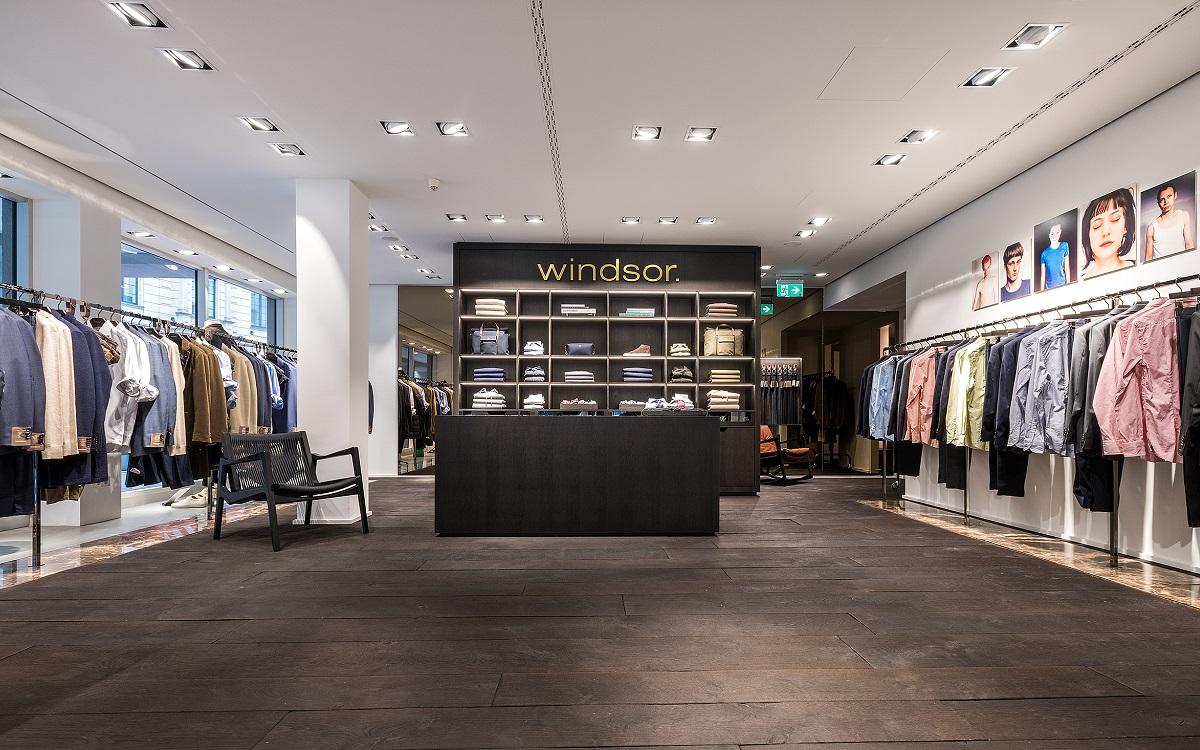 Münch+Münch Projekt Windsor-Store Frankfurt - Metallbarren und Regalwand mit Logo