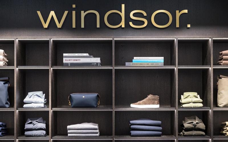 Münch+Münch Projekt Windsor-Store Frankfurt - Detail Regalwand mit Logo