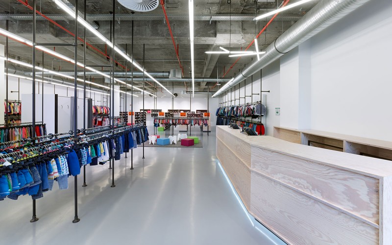 Münch+Münch Projekt Zalando Outlet Frankfurt - Stangensysteme zur Warenpräsentation